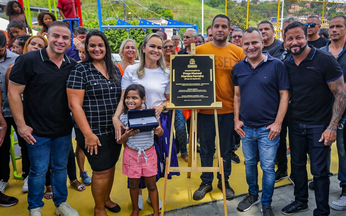 Primeira-dama Daniela Carneiro e prefeito Waguinho inauguram a pra&ccedil;a Manoel Martins Ferreira