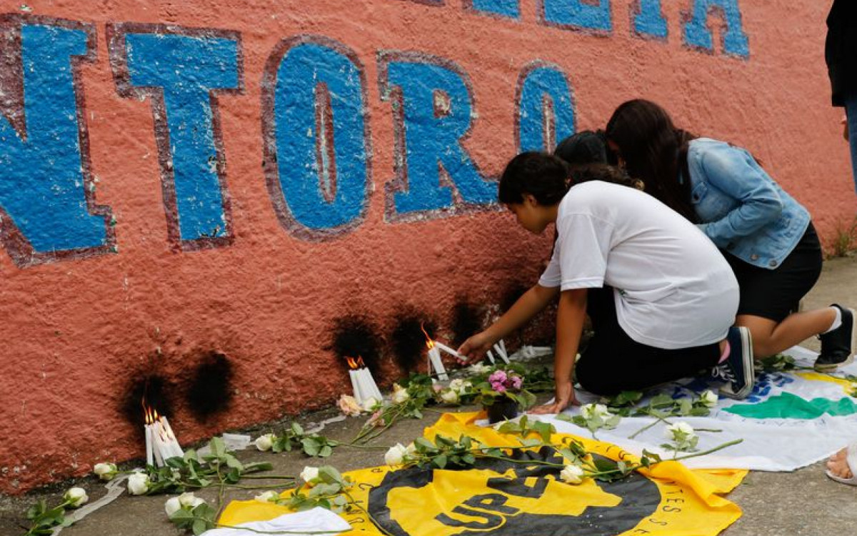 Velas e flores marcam homenagem às vítimas do ataque de um jovem em escola paulista