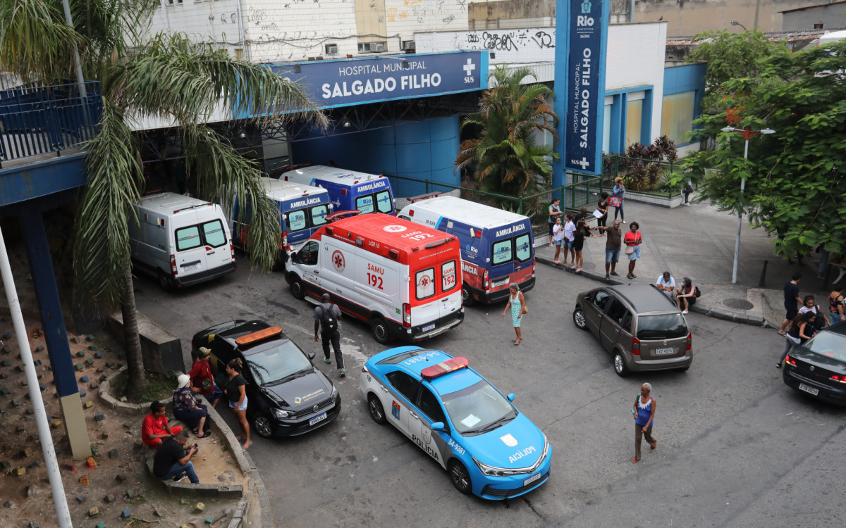 Pm é baleado num dos acessos a Linha Amarela em tentativa de assalto e levado para o hospital Salgado Filho, no Méier.  - Pedro Ivo/ Agência O Dia