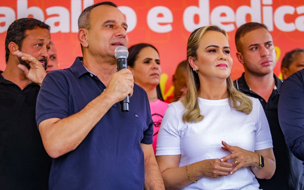 Prefeito Waguinho, ao lado da primeira-dama Daniela Carneiro, destacou que as ruas do bairro tamb&eacute;m receber&atilde;o melhorias