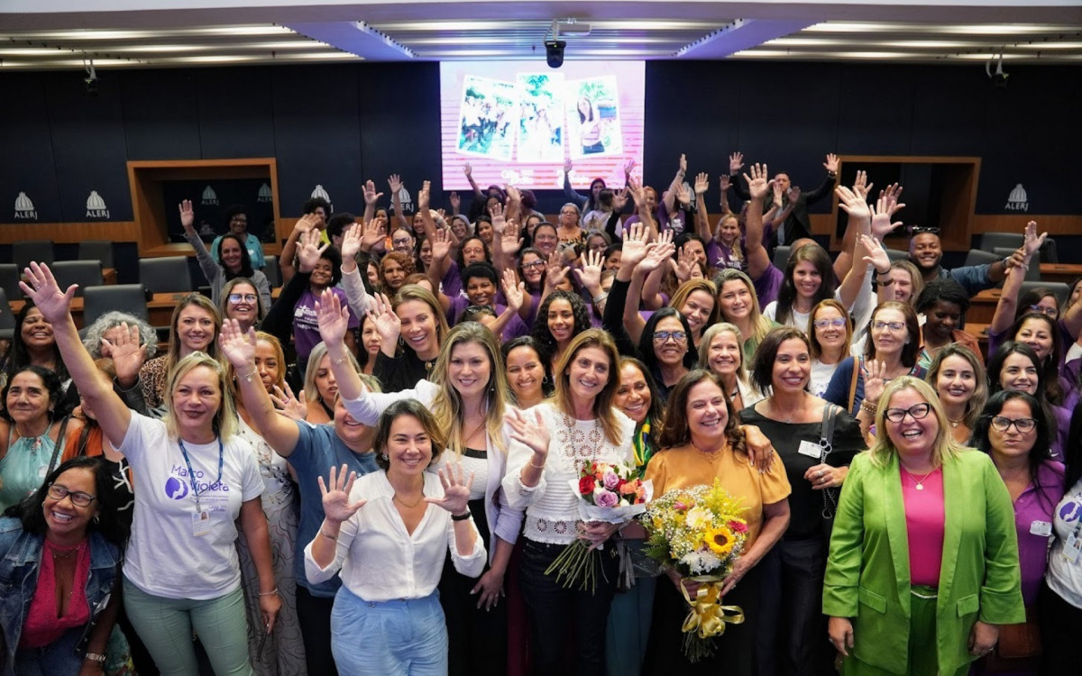 Plen&aacute;rio da Alerj lotado no evento Mar&ccedil;o Violeta