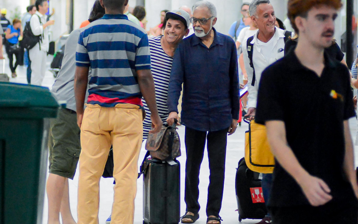 Gilberto Gil posa para fotos com f&atilde;s no Santos Dumont, no Rio