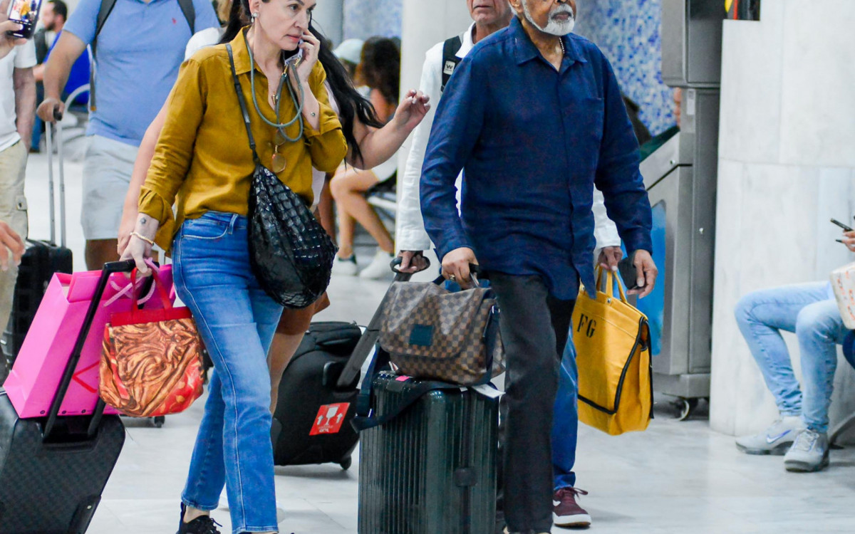 Gilberto Gil e a mulher, Flora Gil, desembarcam no Santos Dumont