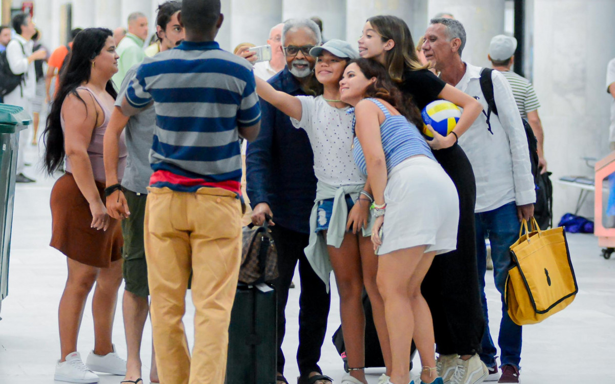 Gilberto Gil posa para fotos com f&atilde;s no Santos Dumont, no Rio
