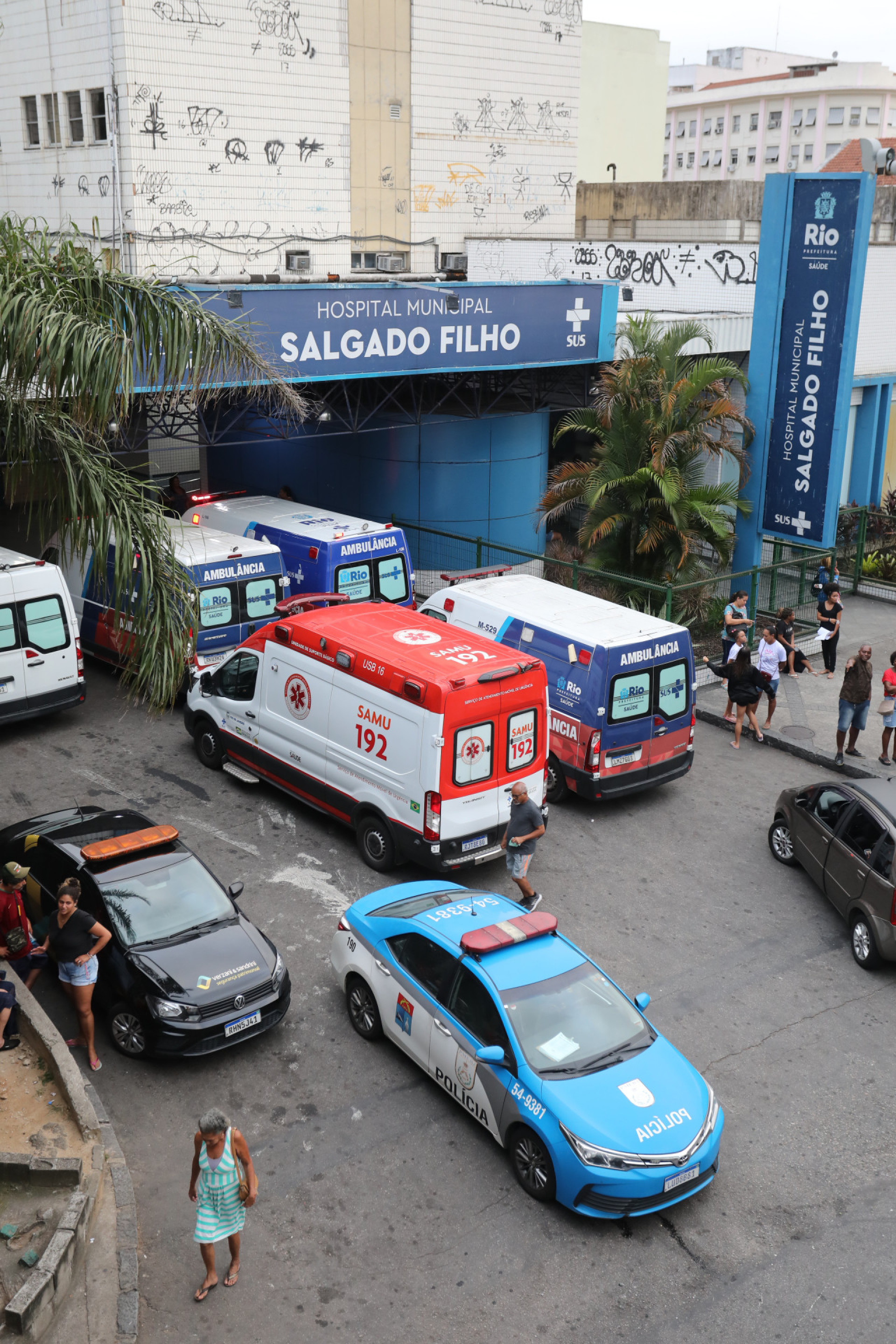 Pm &eacute; baleado num dos acessos a Linha Amarela em tentativa de assalto e levado para o hospital Salgado Filho, no M&eacute;ier. 