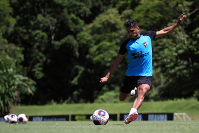 Lateral do Botafogo desperta interesse de quatro clubes brasileiros