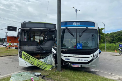 Acidente entre dois ônibus no corredor Transoeste do BRT deixa 13 feridos