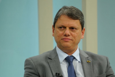 Tarcísio retira cálculos renais e deve ficar em repouso na Inglaterra