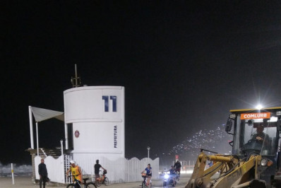 Ressaca enche pista da Delfim Moreira, no Leblon, de areia