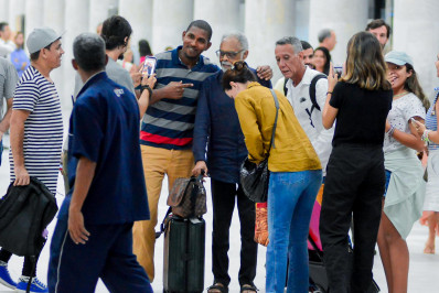 Simpático, Gilberto Gil posa para fotos com fãs em aeroporto do Rio