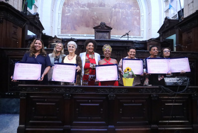 Coordenadora da Codim de Niterói recebe diploma Leolinda Daltro