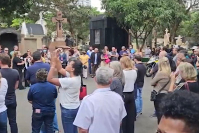 Sob aplausos, corpo da professora morta em ataque dentro de escola é enterrado em SP