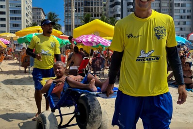 Gonçalenses participam do projeto Praia para Todos
