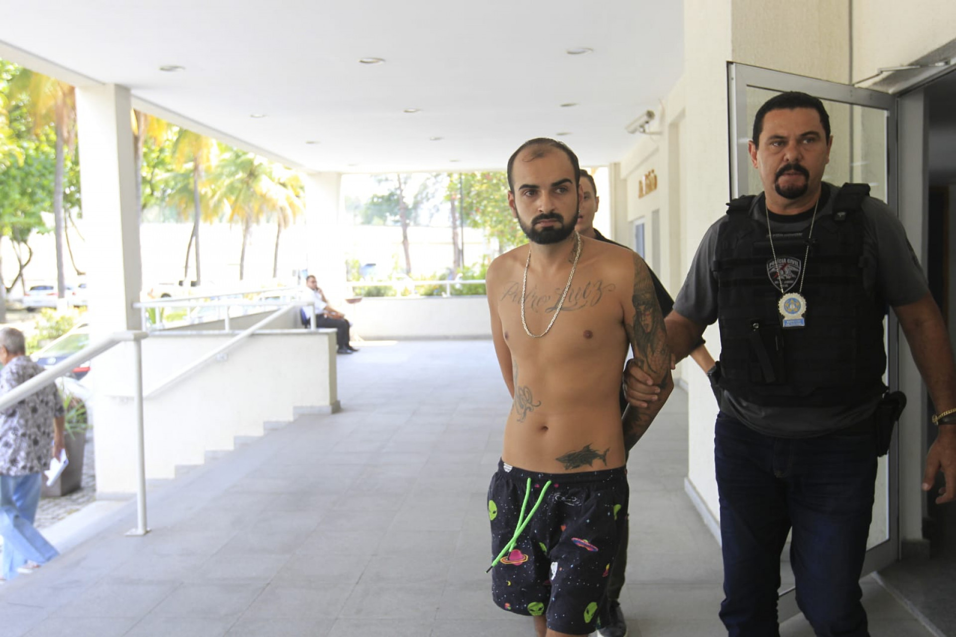 Preso durante a Operação Hash chega detido à Cidade da Polícia - Reginaldo Pimenta/Agência O Dia