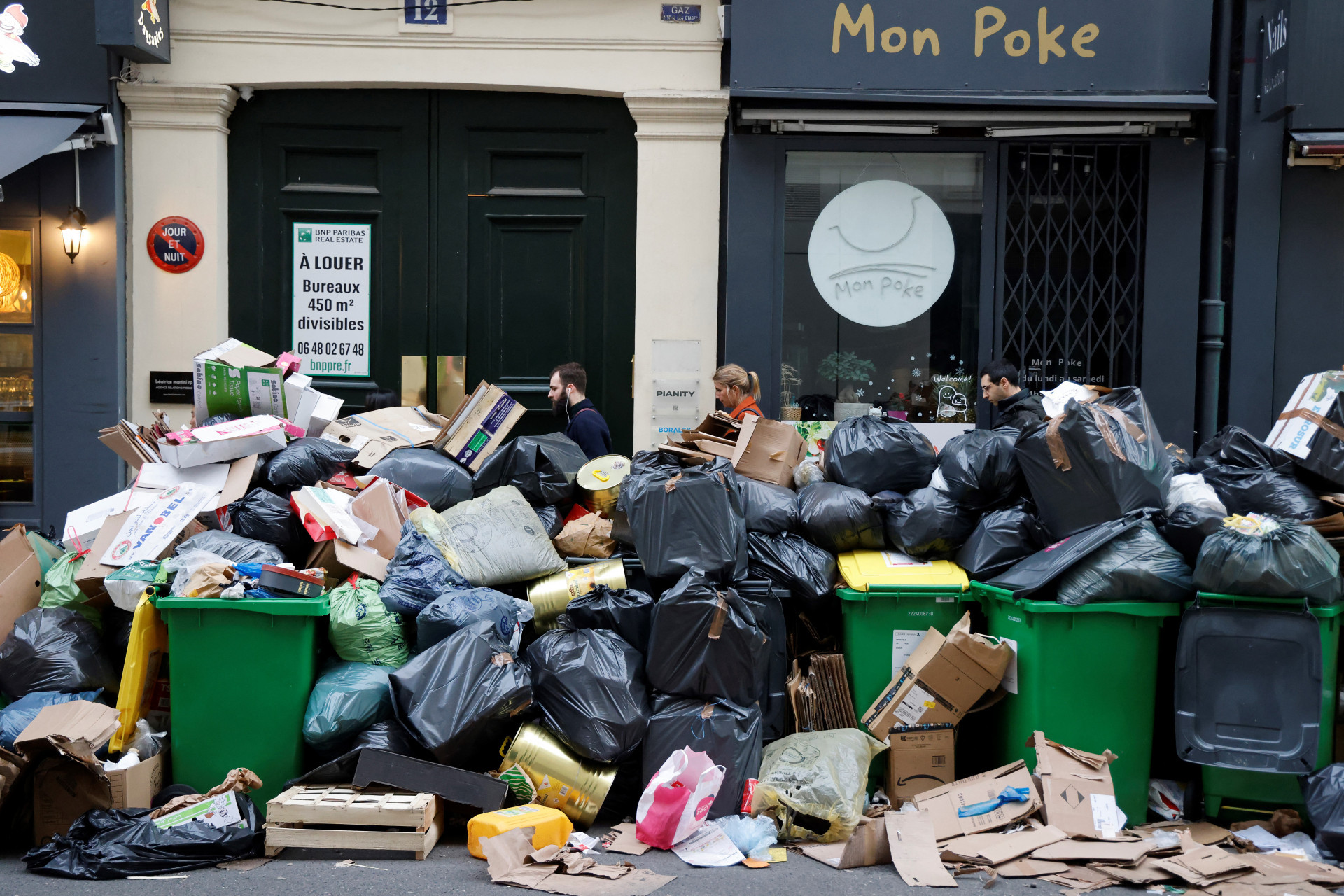 O perfil oficial de Paris informou que na manhã desta quarta-feira, 29, 137 caçambas de lixo foram removidas das ruas da cidade - AFP