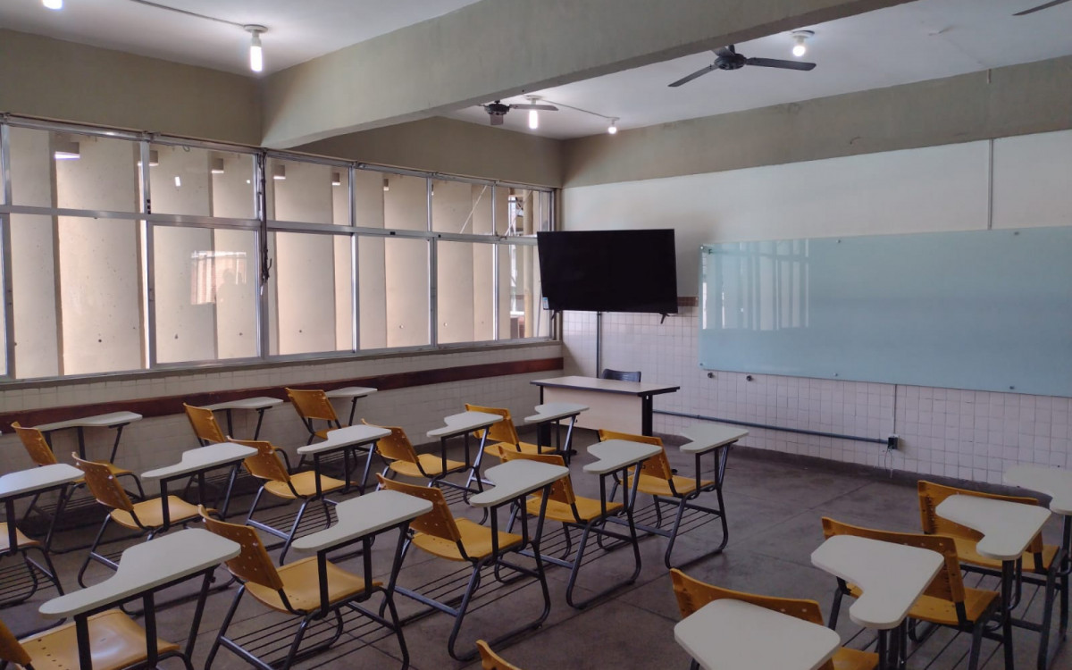 As salas de aulas conta com Smart TVs