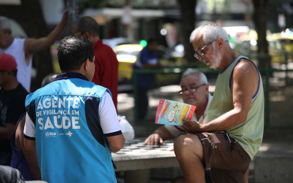 Profissionais da Secretaria Municipal de Sa&uacute;de estiveram na Pra&ccedil;a Saens Pena realizando a&ccedil;&atilde;o de promo&ccedil;&atilde;o &agrave; sa&uacute;de