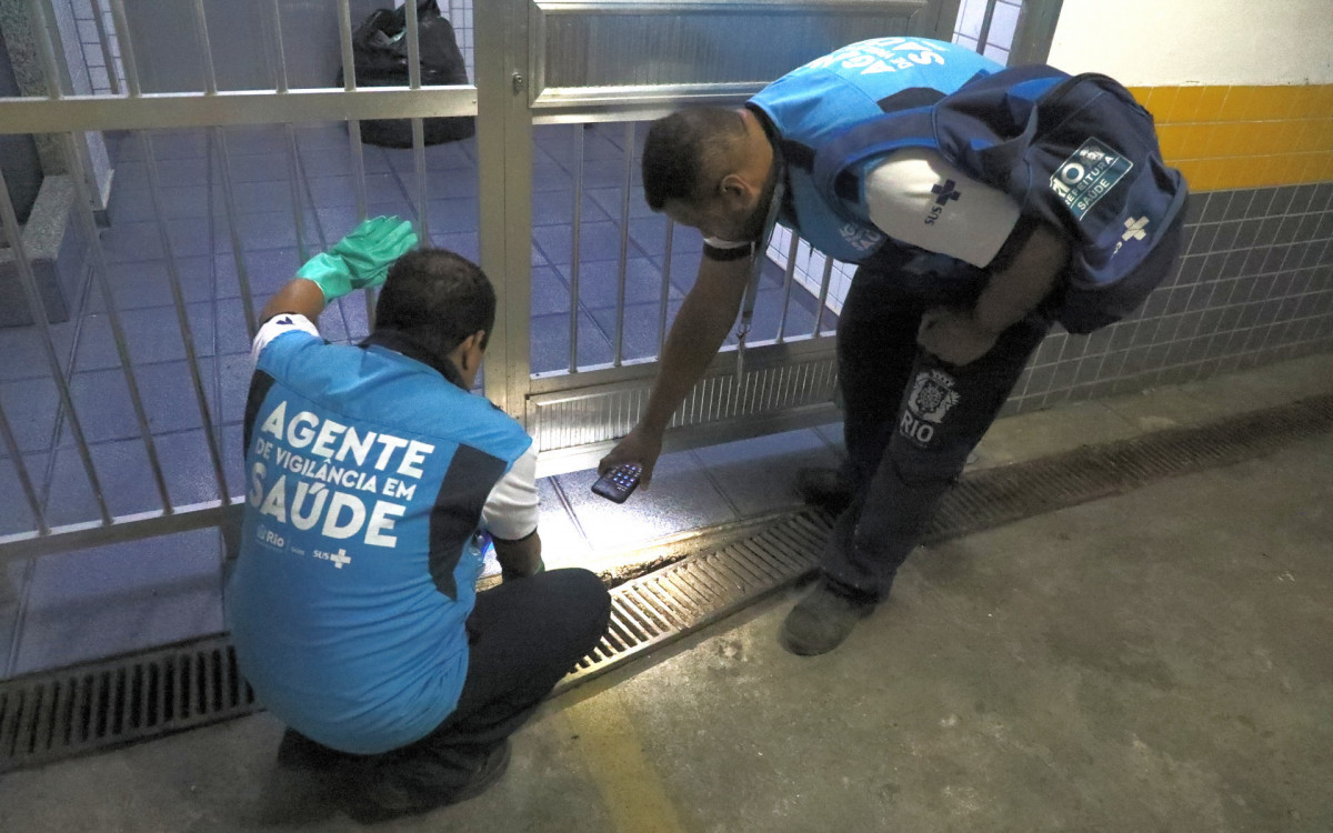 Profissionais da Secretaria Municipal de Sa&uacute;de estiveram na Pra&ccedil;a Saens Pena realizando a&ccedil;&atilde;o de promo&ccedil;&atilde;o &agrave; sa&uacute;de