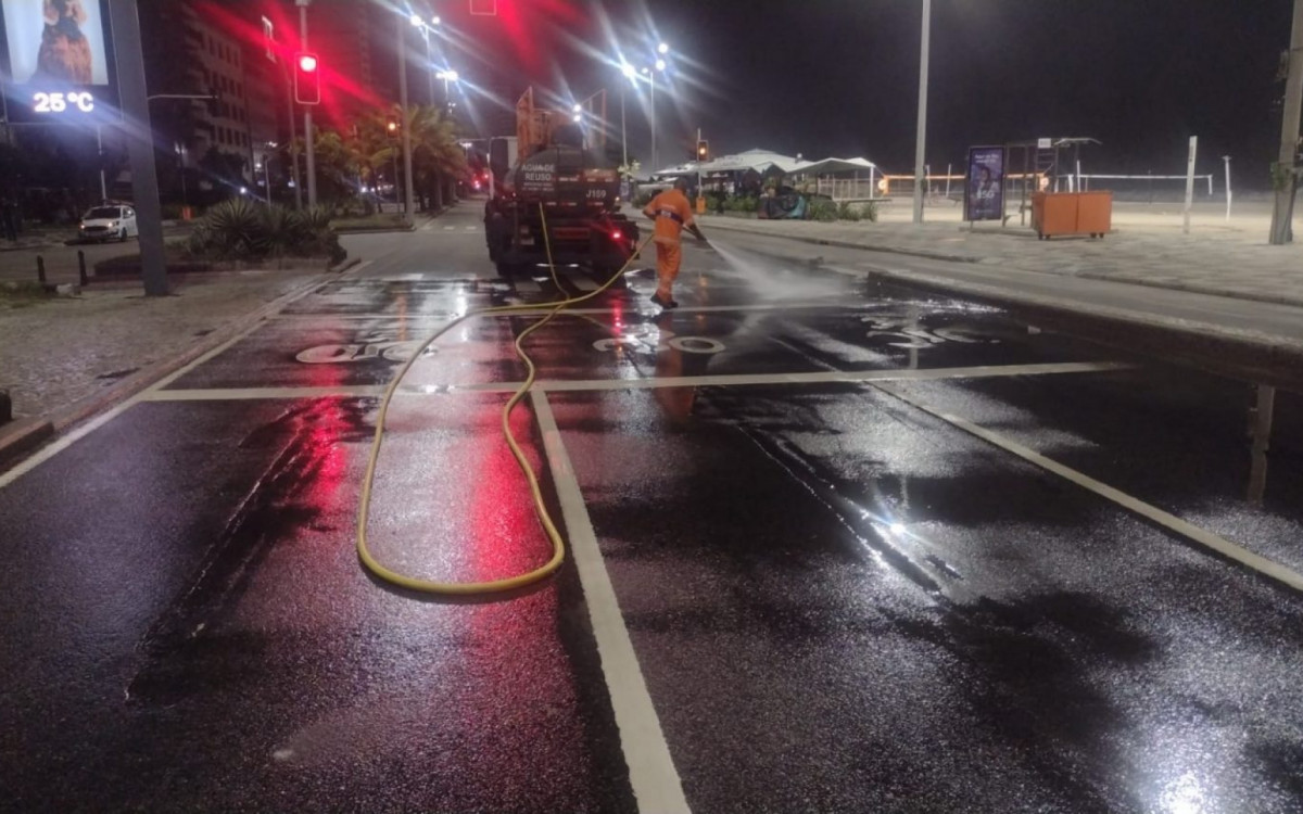 Limpeza na orla do Leblon foi feita com água de reuso