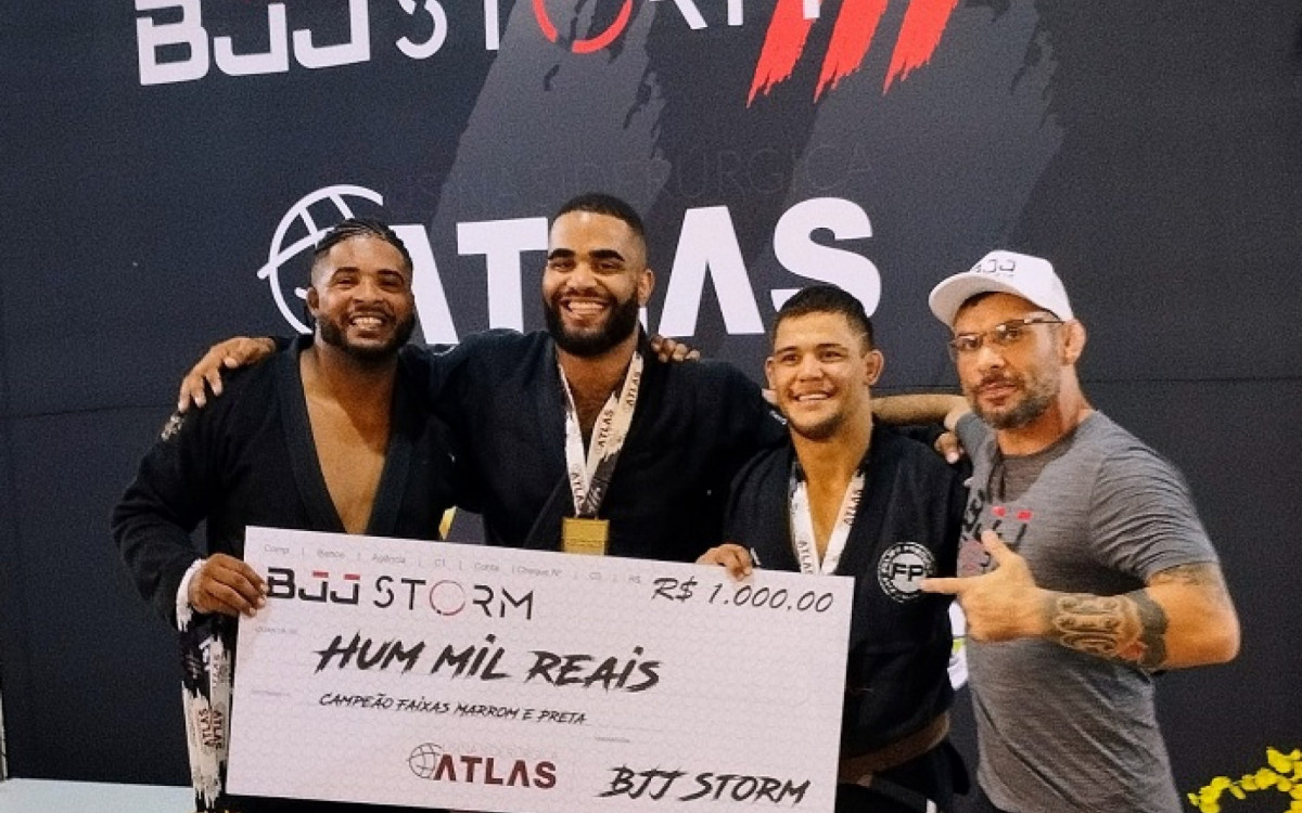 Caloquinha (à direita) durante premiação no pódio do absoluto