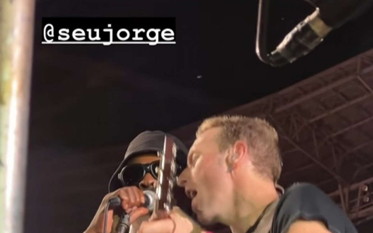 Seu Jorge e Chris Martins no &uacute;ltimo show do Coldplay no Brasil