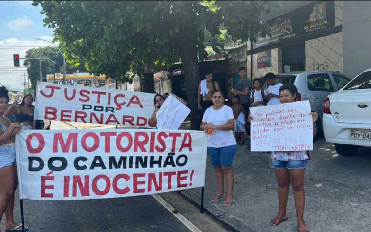Familiares de Bernardo Nascimento Galvão de Souza realizaram manifestação nesta quarta-feira, próximo à Cidade de Deus - Arquivo pessoal