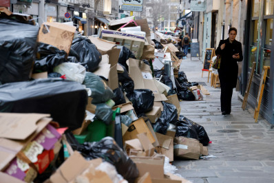 Garis encerram greve em Paris e começam a limpeza de 6,6 mil toneladas de lixo