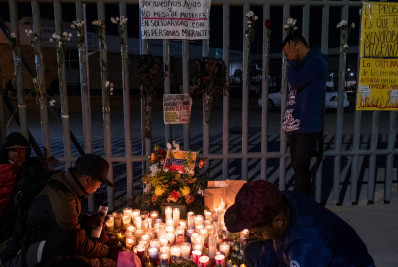 Migrantes vivem angústia no aguardo de notícias de familiares após incêndio fatal no México