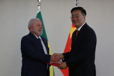 Brasil e China 'driblam' o dólar e selam acordo para negociar em moeda local