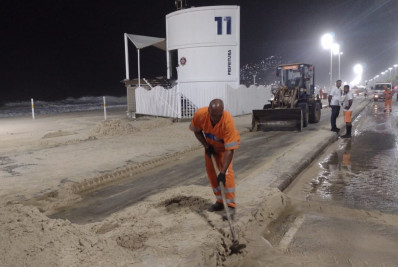 Após ressaca, Comlurb finaliza retirada de areia em pista da Avenida Delfim Moreira