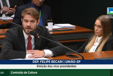 Carla Diaz viraliza ao acompanhar noivo na Câmara dos Deputados