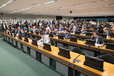 Janones admite ter xingado Nikolas Ferreira e é ameaçado na CCJ