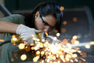 Produção industrial recua em 10 dos 15 locais pesquisados em abril, afirma IBGE