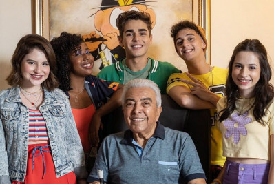 Maurício de Sousa posa com elenco de 'Turma da Mônica Jovem'