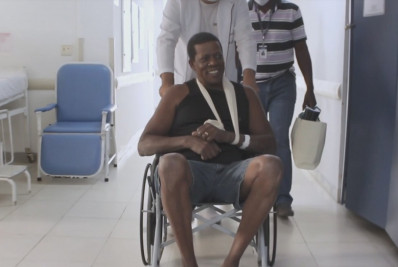 Homem que teve carro prensado entre dois caminhões tem alta do hospital