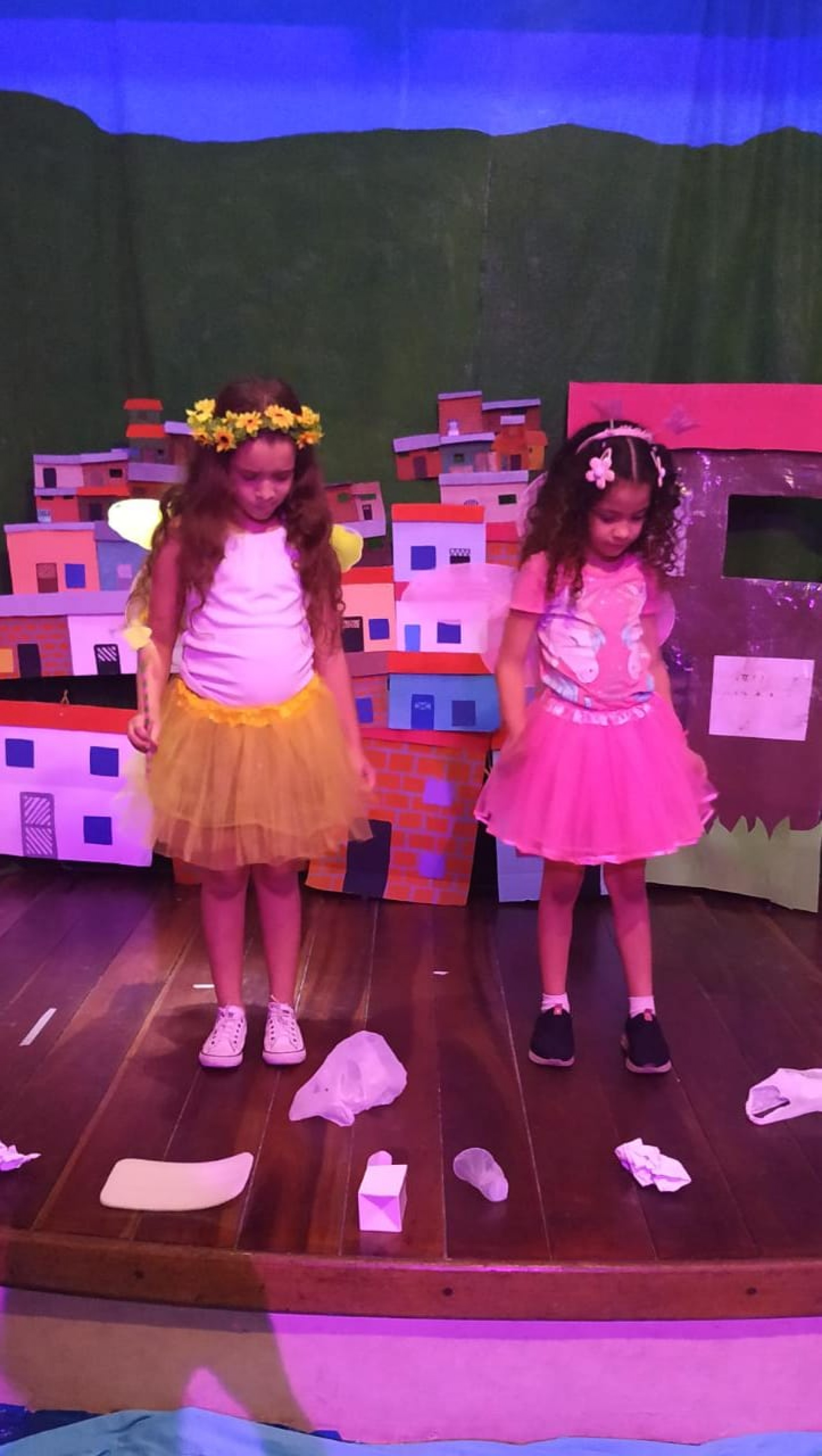 Pe&ccedil;a teatral sobre a hist&oacute;ria do rio Timb&oacute;: alunos da E.M. Ant&ocirc;nio Pereira