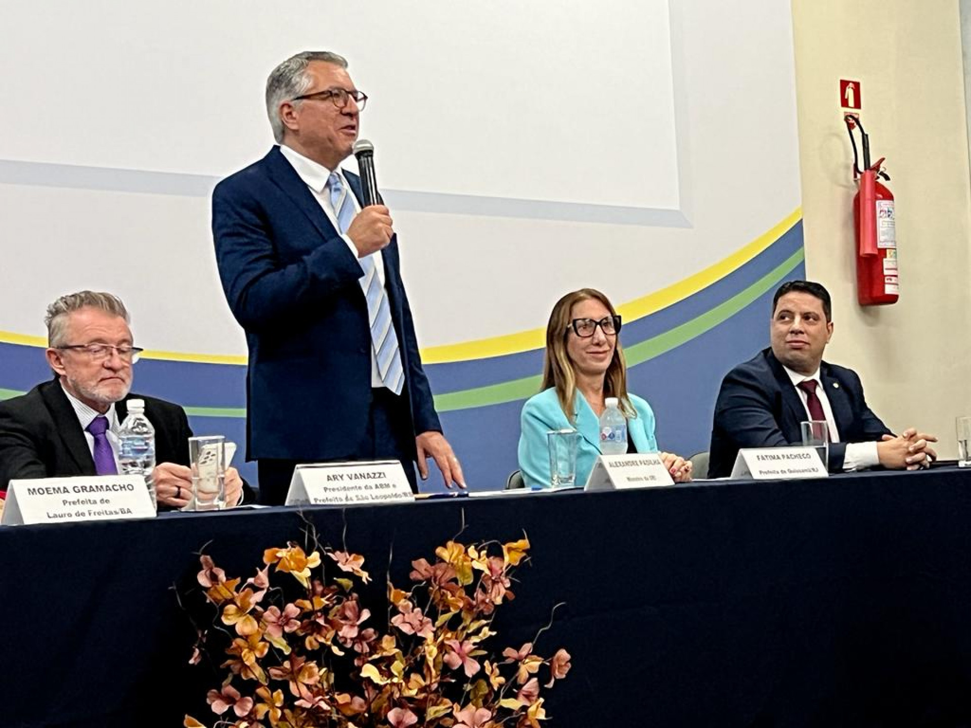 Prefeita de Quissam&atilde;, F&aacute;tima Pacheco, &eacute; eleita primeira secret&aacute;ria da Associa&ccedil;&atilde;o Brasileira de Munic&iacute;pios - Divulga&ccedil;&atilde;o  