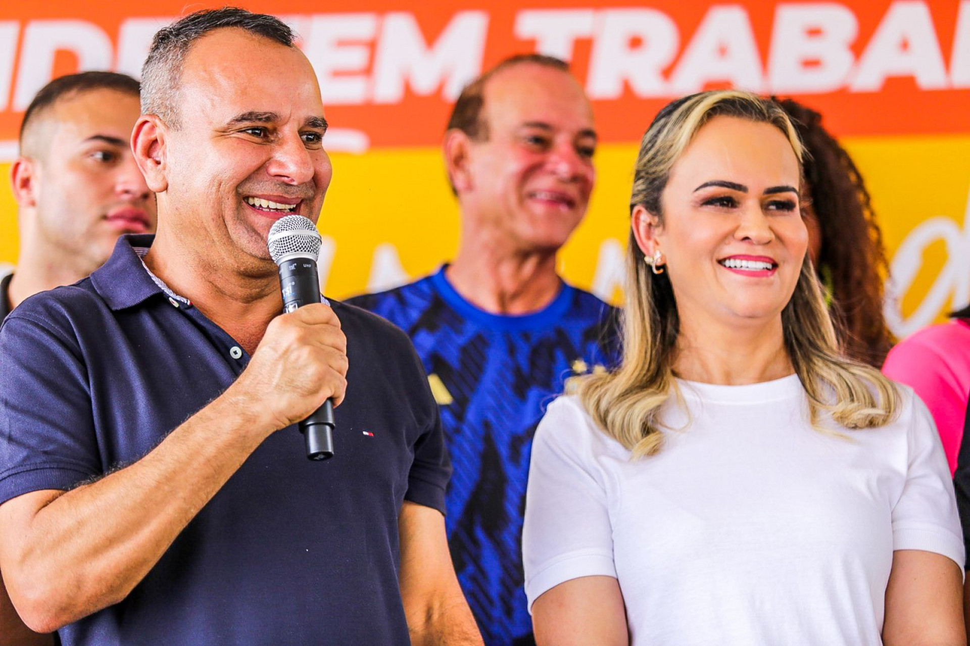 Ao lado da primeira-dama Daniela Carneiro, o prefeito Waguinho destacou que as obras são feitas com recursos dos impostos pago pela população - Rafael Barreto / PMBR