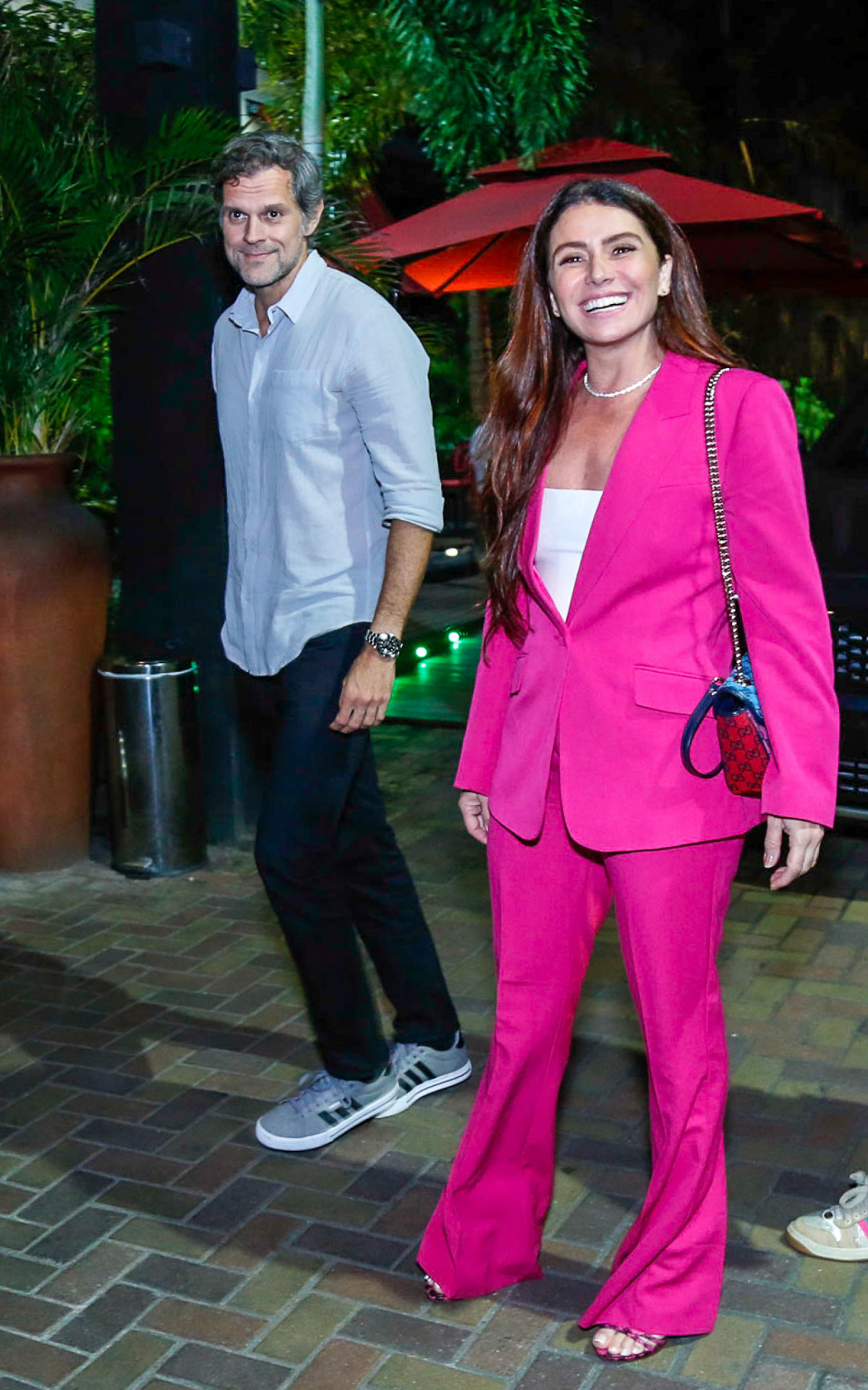 Leonardo Nogueira e Giovanna Antonelli chegam ao anivers&aacute;rio de Vanessa Gi&aacute;como em restaurante na Barra da Tijuca, na Zona Oeste do Rio, na noite desta quarta-feira