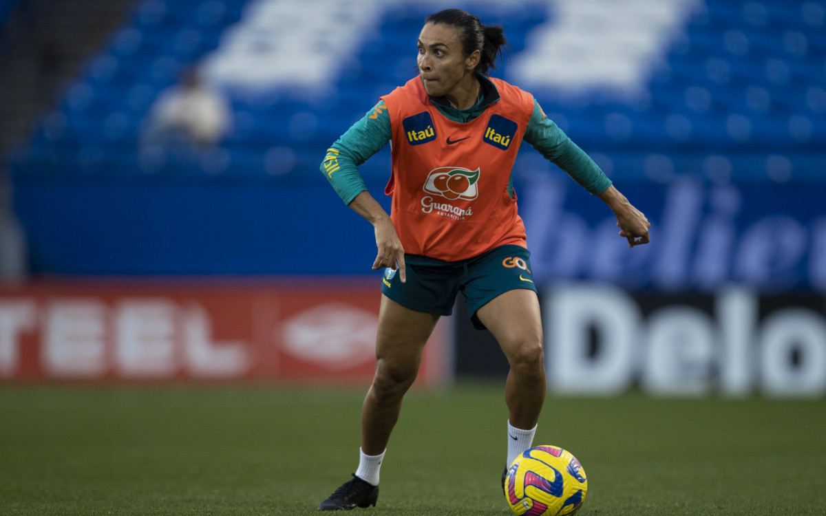 Marta em treino da seleção brasileira