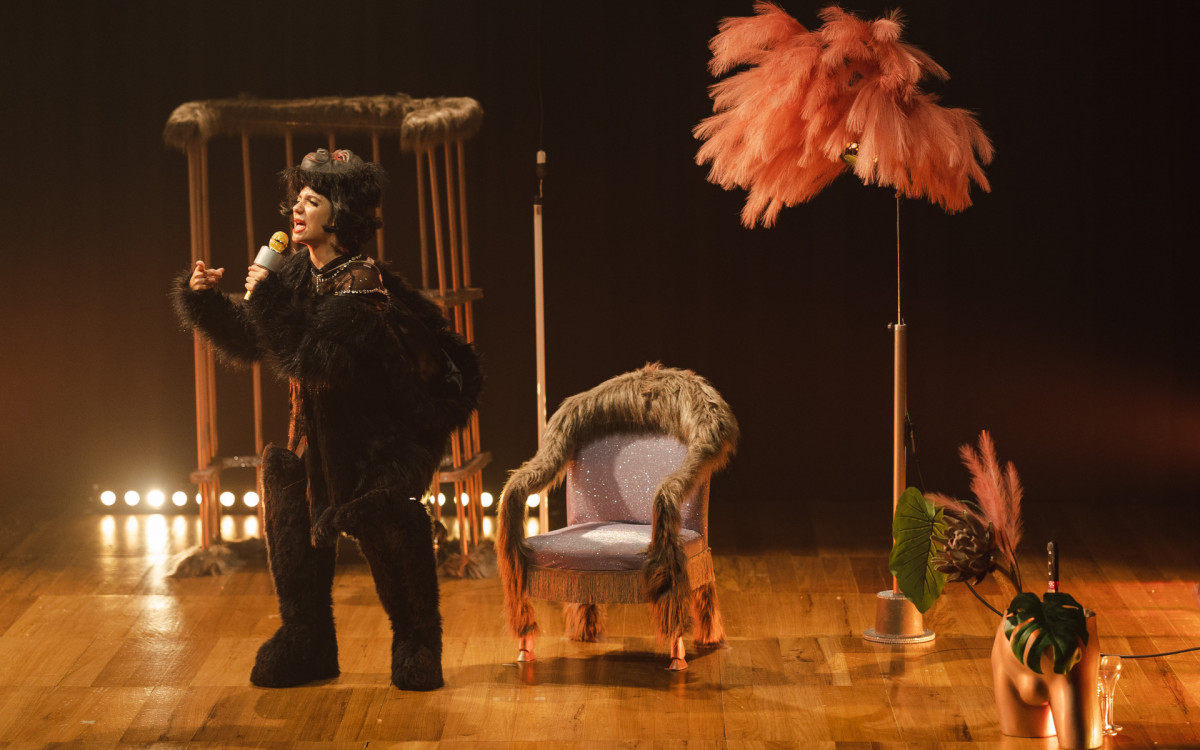 Rafaela Azevedo em cena como Fran, na com&eacute;dia 'King Kong Fran' - Divulga&ccedil;&atilde;o/Bruna Latini