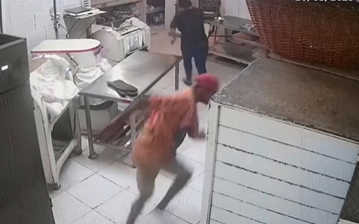 Homem tentou se esconder dos suspeitos na cozinha da padaria