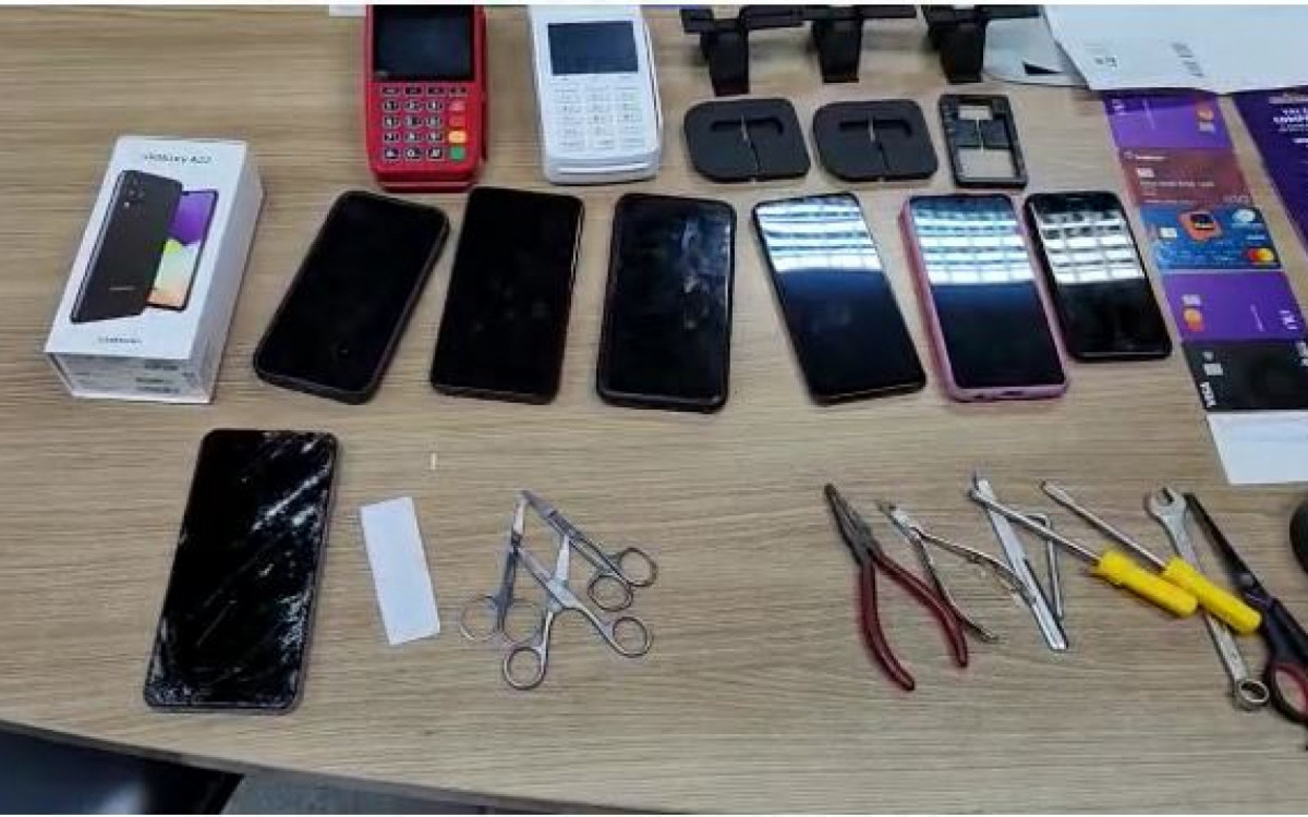 Celulares, cartões e materiais usados na prática dos crimes foram apreendidos