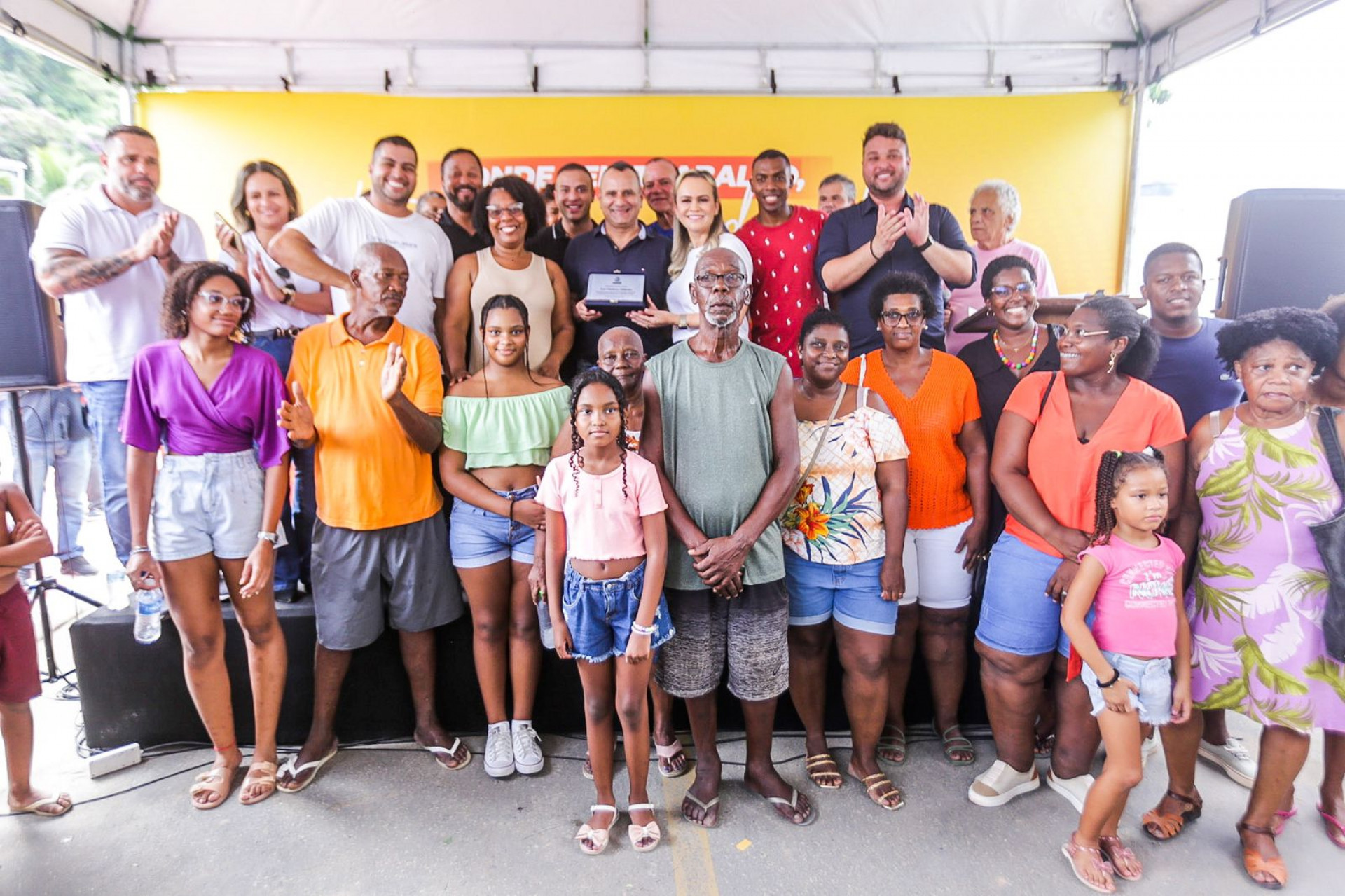Prefeito Waguinho e primeira-dama Daniela Carneiro com familiares do homenageado Jos&eacute; Matheus Milheiro - Rafael Barreto / PMBR
