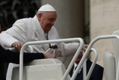 Saúde do Papa 'melhora progressivamente' e está estável, diz Vaticano