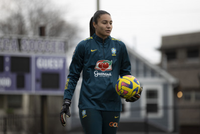 Goleira Lorena passará por cirurgia no joelho esquerdo e está fora da Copa do Mundo