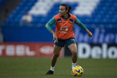 Marta sofre lesão muscular e é cortada da seleção brasileira