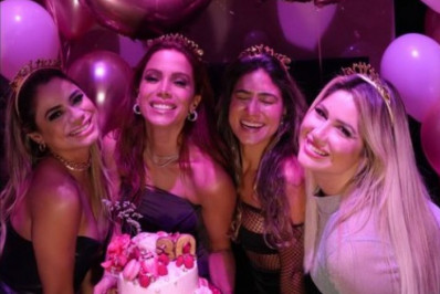 Ao lado de Lexa, Anitta comemora aniversário pela terceira vez