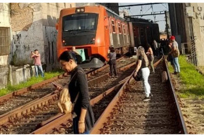 Trem em São Paulo volta a descarrilhar na Linha 8-diamante