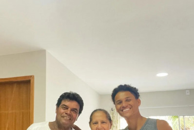 Ex-BBB Danrley dá casa nova de presente para os pais: 'Essa conquista é nossa'